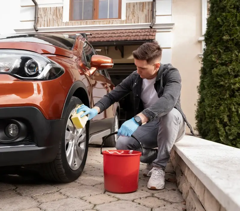 Lavage auto à domicile Bromont-Lamothe : professionnel intervenant sur un véhicule